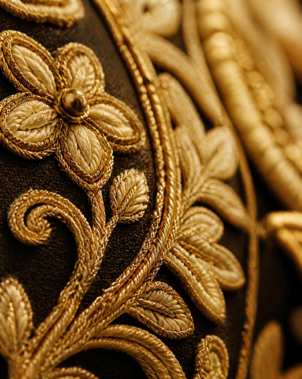 Handgestickte Goldverzierung